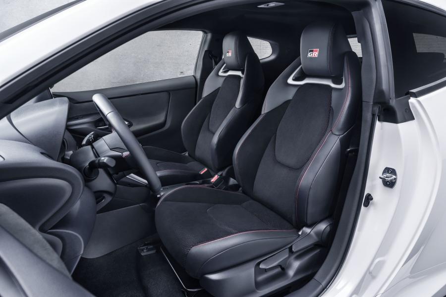 Интерьер Toyota GR Yaris 2020 года  (WW) (фото 9 из 13)